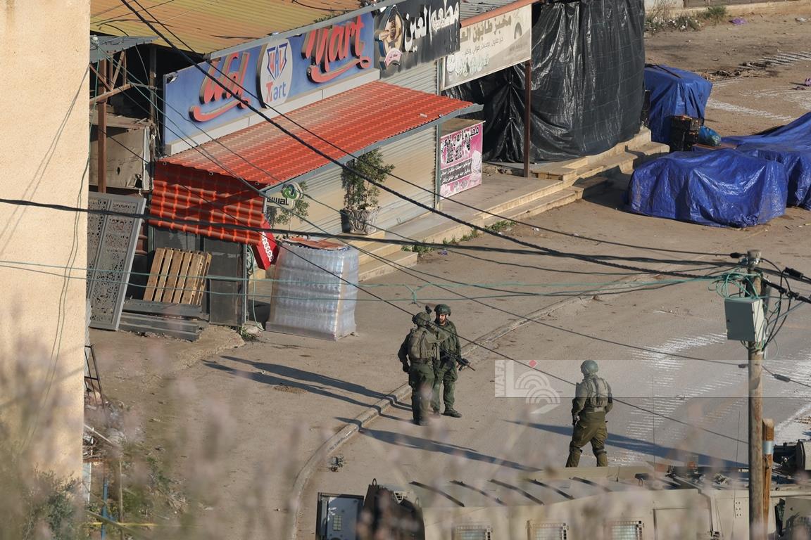 WAFANewsEnglish's tweet photo. PHOTOS: For the third consecutive day, Israeli occupation forces continue their military aggression and siege on Al-Far'a camp and the town of Tamoun, south of Tubas, amidst massive raid and detention operations.
Credit: Ayman Nobani/WAFA News Agency https://t.co/bnJ5DuxRKv
