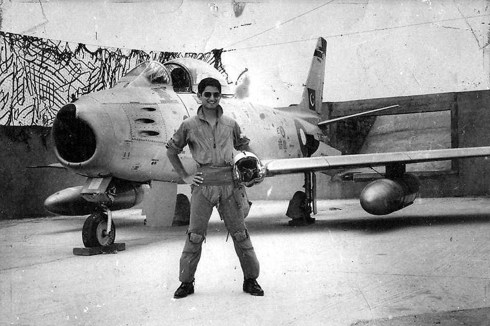 RehanSiraj1's tweet image. Another falcon flew to heaven.
Tariq Nazir sb, a veteran pilot, famous for his cartoons during 71 war, passed away.
He used to make cartoons & insert them in his F86's speed brakes. After the bomb release he would open the brakes to let leaflets fall.
RIP sir.