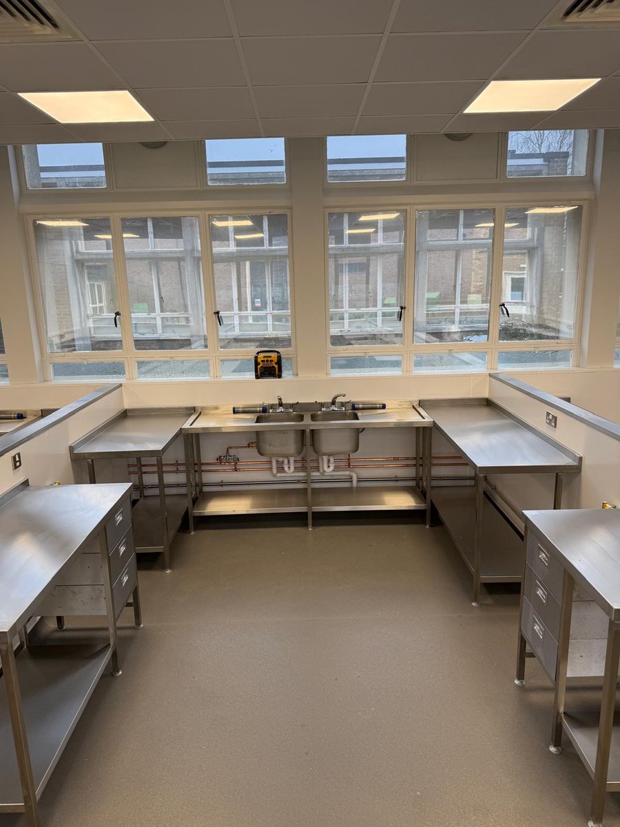 CaterFix completed the new food tech room at Stratton Upper School in Biggleswade, this included the fitting of bespoke stainless steel sinks and tabling. All completed in time for the students to use.
