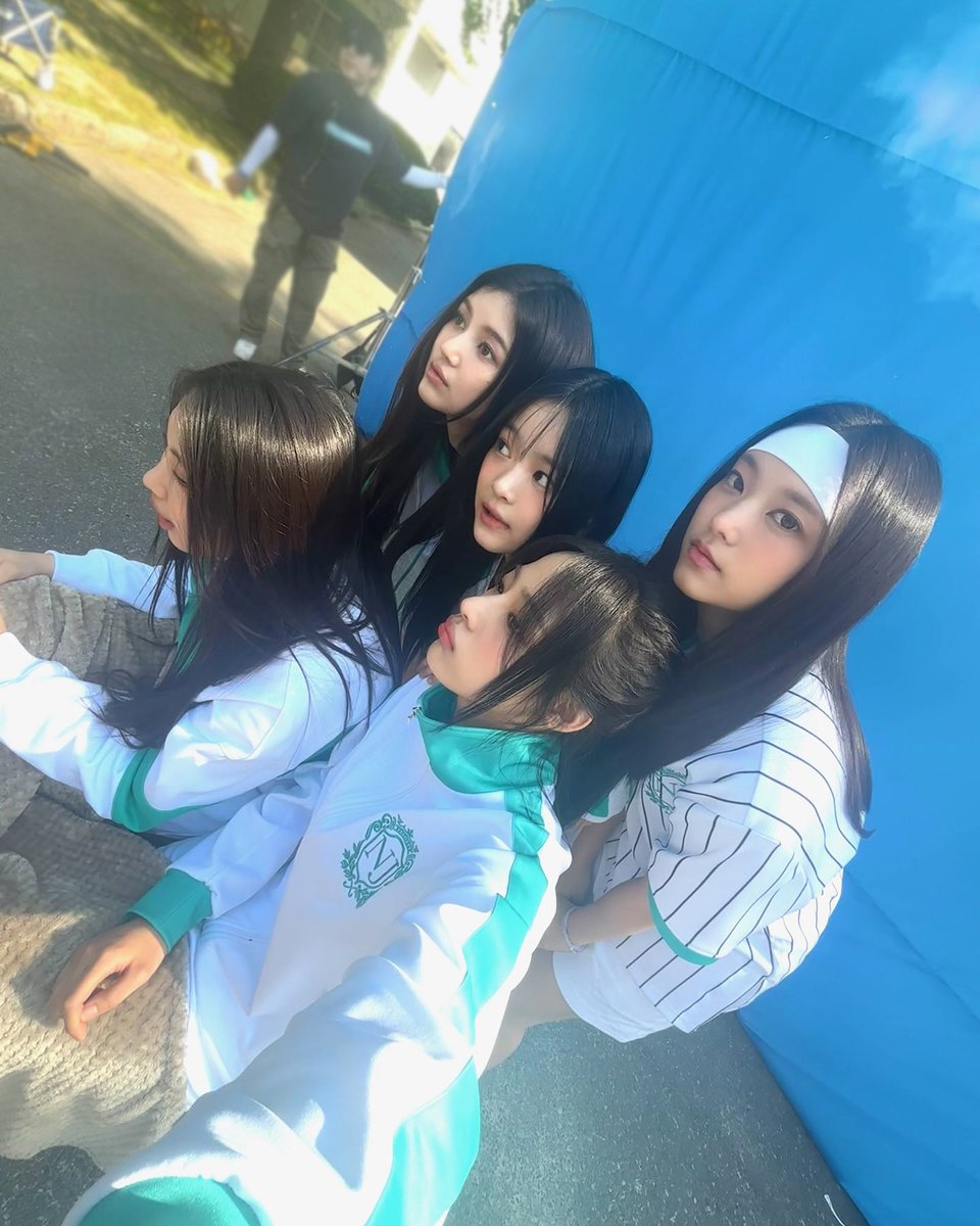 HYElNNA's tweet photo. My little familyㅡ! Add more bittersweet to it, and my perfect youth has been decided. I guess it's true that I love my unnies so much, no words could explain how much I treasure them in my life. Oooh!! I'm just so in love 😿 https://t.co/sg420tnDhN