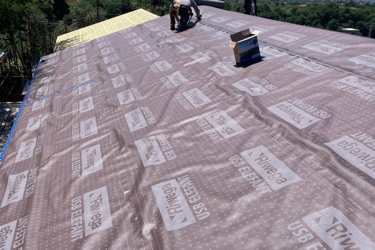 LibianchiSrl's tweet photo. Work in progress! Siamo giunti in copertura e vi mostriamo questa eccezionale stratigrafia, altamente performante sia dal punto di vista dell’isolamento termico in regime invernale che estivo, che abbiamo adottato per questa nuova #casainlegno. https://t.co/Jq0x9HpHqU