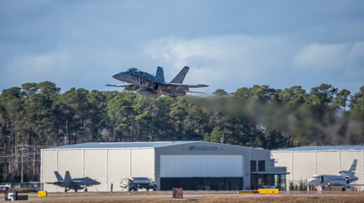 jonmalizia's tweet image. AMBUSH blasting out of Wilmington International Airport #F18C #KILM #WilmingtonNorthCarolina