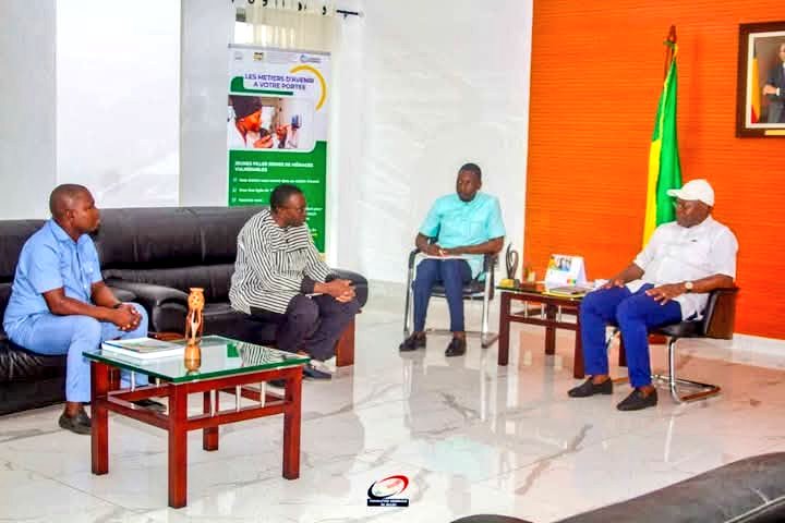 J'ai reçu à mon cabinet le 30 01 25, une délégation du CE de la Fédération Béninoise de Rugby (FéBéRugby) conduite par le Pr  Sègbégnon Assogba. 
Venue me présenter la discipline sportive "RUGBY", elle a exprimé la volonté de l’introduire dans les établissements de l'ESTFP. 
#KYC