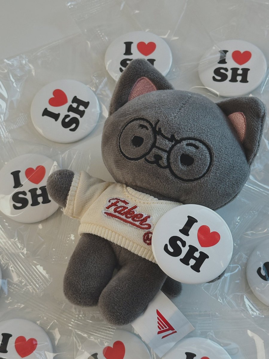 #rt 
I♥SH 핀버튼 나눔합니다 ₊˚⊹ 

리트윗 해주신 5분께 나눔해요 
* SH 좋아하신 분 전부 가능합니당 ~ ~ ~

10일에 발표 하겠습니다 ‧₊˚✩