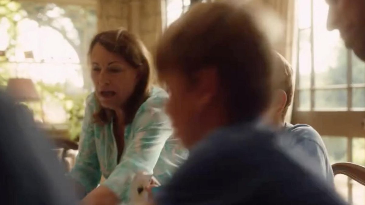 Prinz Louis ist für seine verspielte und kesse Art bekannt. Ein Gespräch zwischen ihm und seiner Großmutter Carole Middleton während eines Familienausflugs offenbart seine freche Seite außerhalb des Rampenlichts. gala.de/royals/briten/…