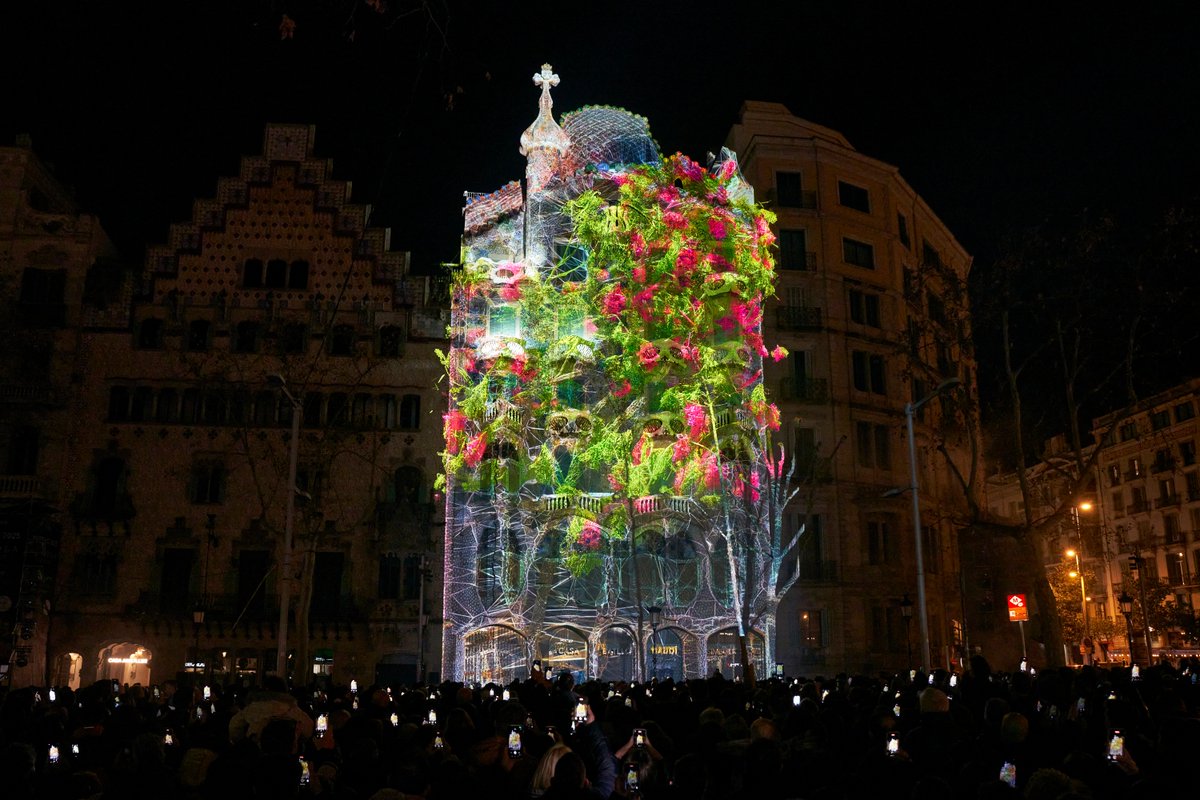 CasesIconiques's tweet photo. 💫La @CasaBatlloGaudi ha lluït aquest cap de setmana l'icònic mapping a la seva façana, que ha atret gairebé 100.000 persones. 

🌳'Arborescent' és un homenatge de l'artista Quayola cap a la natura, on les formacions arbòries cobren vida acompanyades d'una brillant banda sonora. https://t.co/g4XFZgZ4yZ