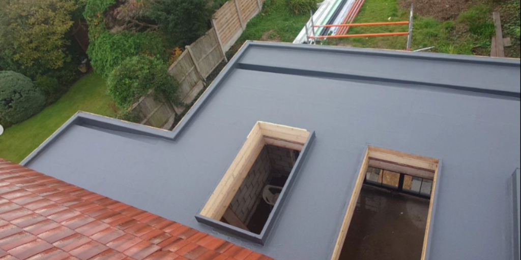CureItGRP's tweet image. Another Cure It GRP roof completed by Platts Build! 🏠🔨 Roof lights are set to be fitted next, and we’re loving the sleek finish of the graphite grey top coat and internal box gutter. 💪 
#GRProofing #GraphiteGrey #RoofingSolutions #CureIt #PlattsBuild