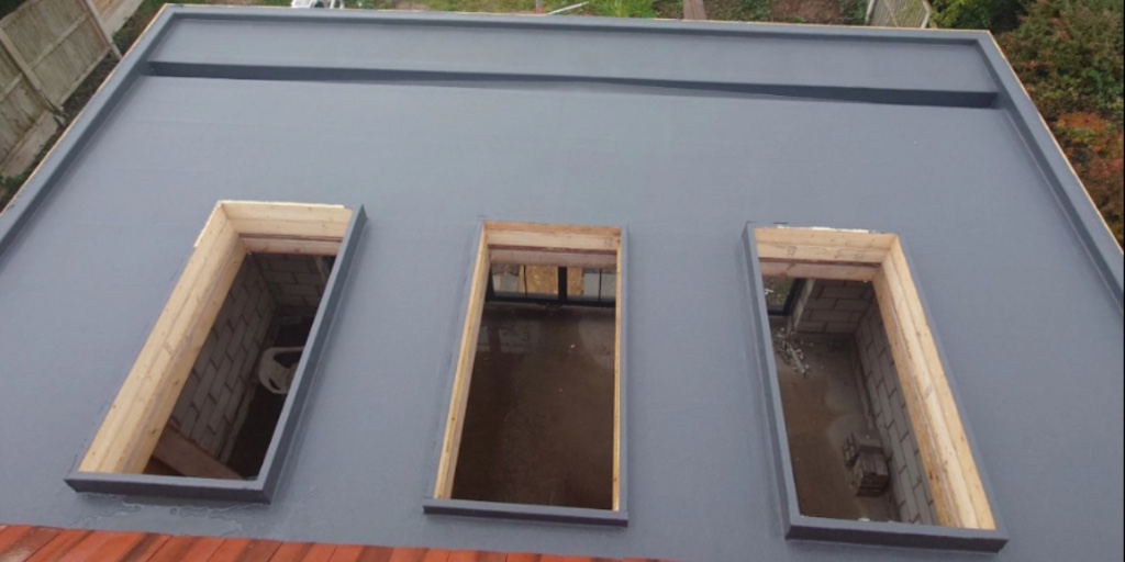 CureItGRP's tweet image. Another Cure It GRP roof completed by Platts Build! 🏠🔨 Roof lights are set to be fitted next, and we’re loving the sleek finish of the graphite grey top coat and internal box gutter. 💪 
#GRProofing #GraphiteGrey #RoofingSolutions #CureIt #PlattsBuild