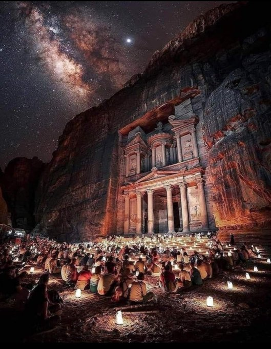 CultureExploreX's tweet photo. Ancient architects didn’t just build—they defied logic with feats that still baffle us today. 

Forget blueprints and machines; they turned these eight impossible ideas into reality long before we even knew it was possible. 🧵 https://t.co/vcr6AOGXEf