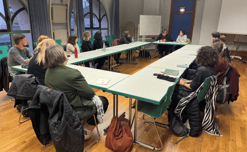 SFT (@sftfr) on Twitter photo 🤩 La délégation alsacienne de la #SFT a eu la chance de recevoir l’écrivain et traducteur <a href="/OlivierMannoni/">Olivier Mannoni 🐝🌅</a> pour son premier rendez-vous de l’année 2025 ! Retour sur cette rencontre passionnante 👉 buff.ly/42G1KoX
#xl8 #traduction #alsace 🤩 La délégation alsacienne de la #SFT a eu la chance de recevoir l’écrivain et traducteur <a href="/OlivierMannoni/">Olivier Mannoni 🐝🌅</a> pour son premier rendez-vous de l’année 2025 ! Retour sur cette rencontre passionnante 👉 buff.ly/42G1KoX
#xl8 #traduction #alsace
