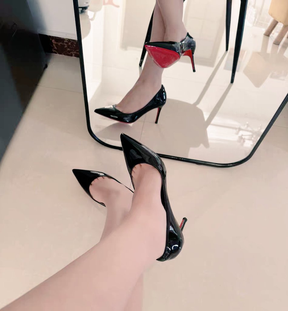 wnwn20020725's tweet photo. 小贱狗们~ 跪下把裤子脱了！ 妈妈来取精咯🫕😀
贱儿子是个抖m丝袜控吧？居然盯着妈妈的玉足勃起了？😝
#辱骂 #足��� #高跟鞋 #女王 #压榨 #调教 #伪娘 #废物 https://t.co/ab95ggHsic