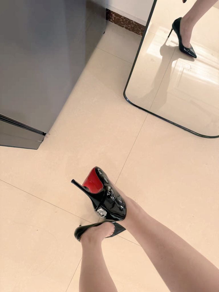 wnwn20020725's tweet photo. 小贱狗们~ 跪下把裤子脱了！ 妈妈来取精咯🫕😀
贱儿子是个抖m丝袜控吧？居然盯着妈妈的玉足勃起了？😝
#辱骂 #足��� #高跟鞋 #女王 #压榨 #调教 #伪娘 #废物 https://t.co/ab95ggHsic