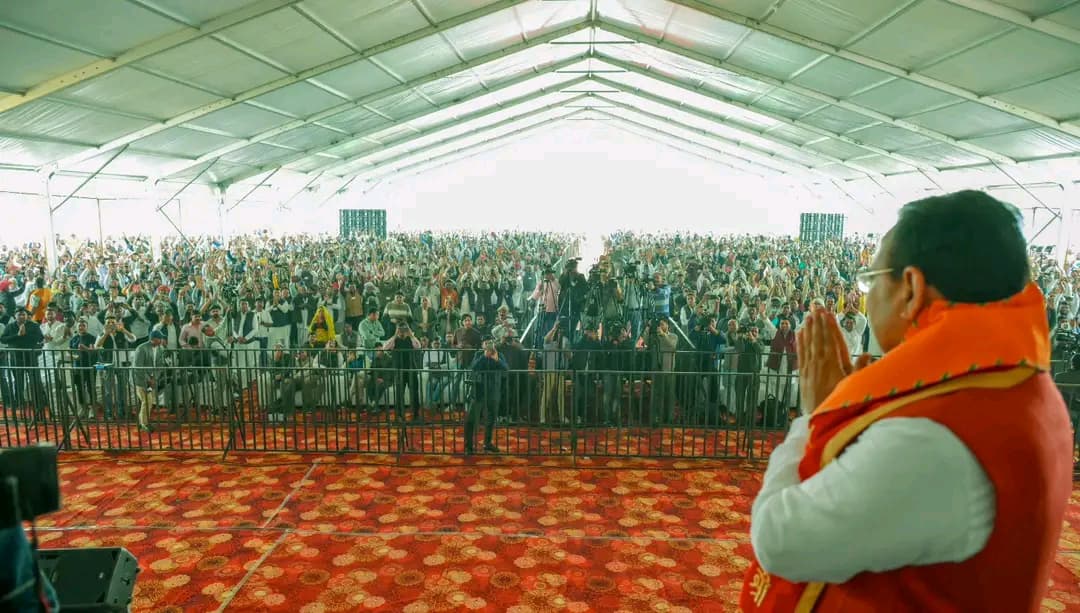 BJP4Rajasthan's tweet photo. आज जयपुर में मुख्यमंत्री श्री @BhajanlalBjp ने सरपंच संघ राजस्थान द्वारा आयोजित पंचायती राज सशक्तीकरण एवं अभिनंदन समारोह में उपस्थित जनप्रतिनिधियों को संबोधित करते हुए भाजपा सरकार द्वारा ग्रामीण विकास, स्थानीय स्वशासन और पंचायती राज व्यवस्था के सुदृढ़ीकरण के लिए किए जा रहे प्रयासों की विस्तृत जानकारी प्रदान की।