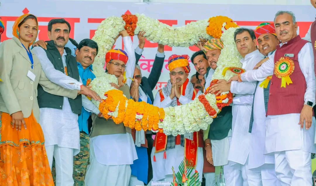 BJP4Rajasthan's tweet photo. आज जयपुर में मुख्यमंत्री श्री @BhajanlalBjp ने सरपंच संघ राजस्थान द्वारा आयोजित पंचायती राज सशक्तीकरण एवं अभिनंदन समारोह में उपस्थित जनप्रतिनिधियों को संबोधित करते हुए भाजपा सरकार द्वारा ग्रामीण विकास, स्थानीय स्वशासन और पंचायती राज व्यवस्था के सुदृढ़ीकरण के लिए किए जा रहे प्रयासों की विस्तृत जानकारी प्रदान की।