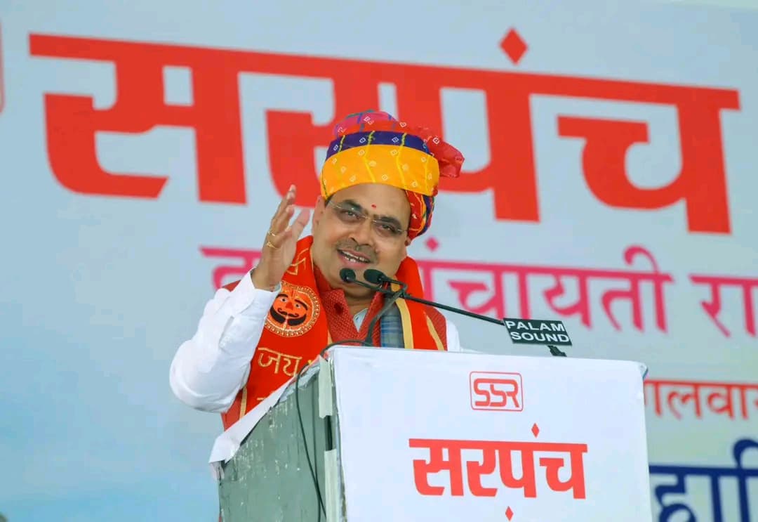 BJP4Rajasthan's tweet photo. आज जयपुर में मुख्यमंत्री श्री @BhajanlalBjp ने सरपंच संघ राजस्थान द्वारा आयोजित पंचायती राज सशक्तीकरण एवं अभिनंदन समारोह में उपस्थित जनप्रतिनिधियों को संबोधित करते हुए भाजपा सरकार द्वारा ग्रामीण विकास, स्थानीय स्वशासन और पंचायती राज व्यवस्था के सुदृढ़ीकरण के लिए किए जा रहे प्रयासों की विस्तृत जानकारी प्रदान की।