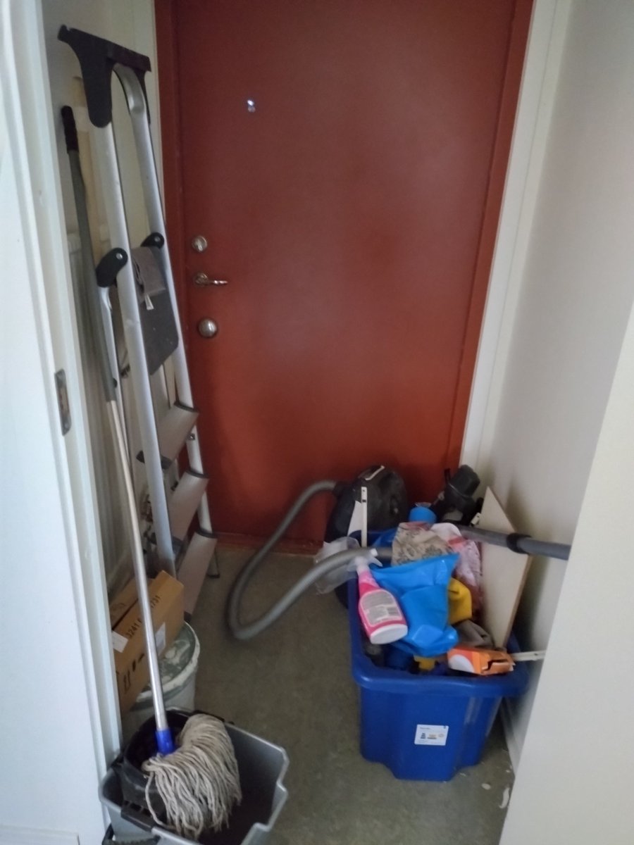 YuukiLite's tweet photo. I moved into my new place and this is the first thing I found....  And all the kitchen cabinets doors are missing as well... And dirty everything... 

Honestly clean the place and put back the doors ... Before giving me the keys.. ps your stuff is in the street now https://t.co/29WpcKTmEr