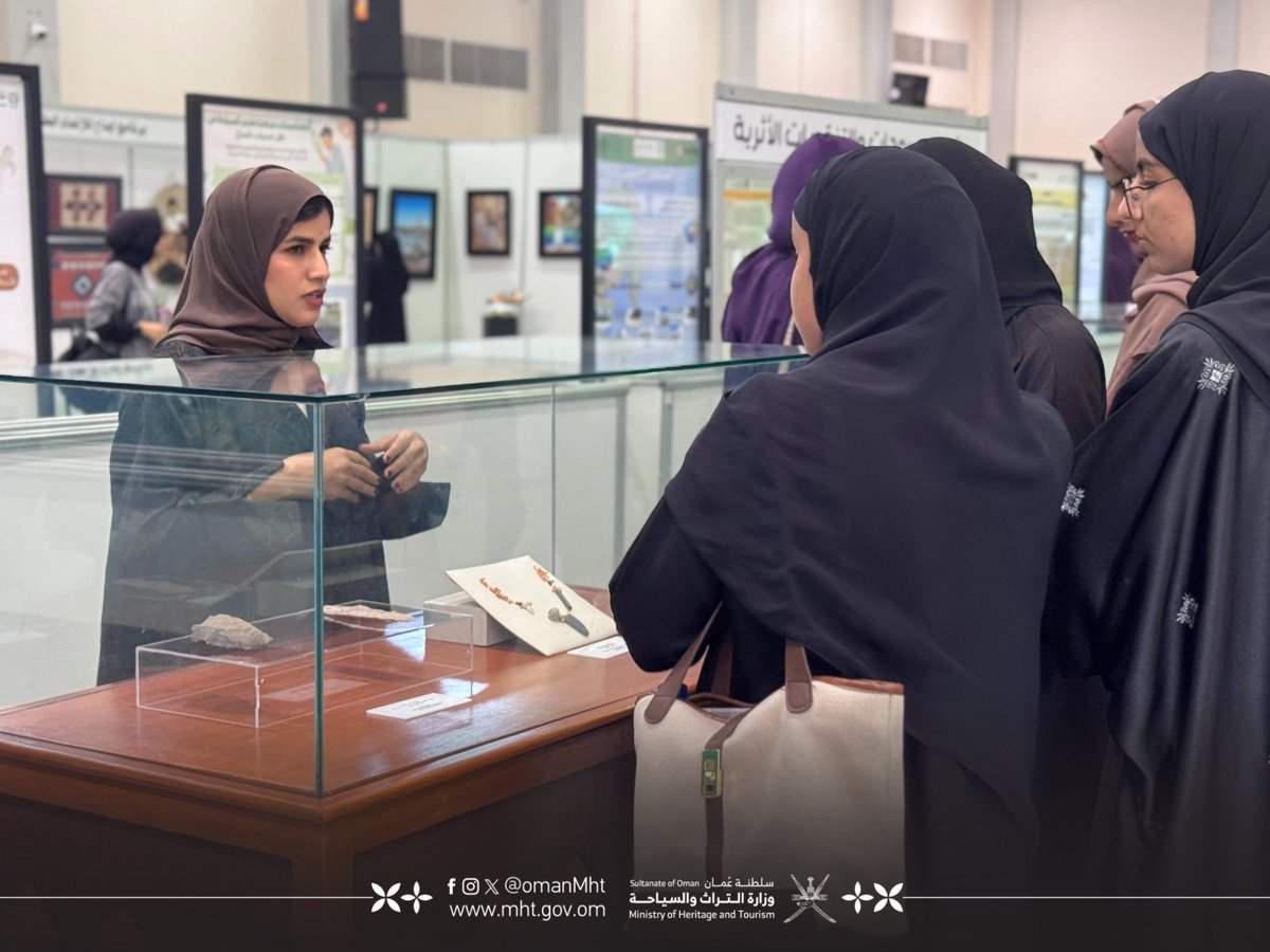 دعوة لزيارة أقسام الركن الخاص بالوزارة في المعرض المصاحب لفعاليات #المؤتمر_الدولي_التراث_والسياحة_والثقافة_رؤى_متجددة_للتنمية_الحضارية من 3 إلى 5 فبراير الجاري، بقاعة الحزم في جامعة نزوى والتي تعرض أحدث الإصدارات العلمية في قطاع التراث والأفلام السياحية والكتيبات الترويجية،