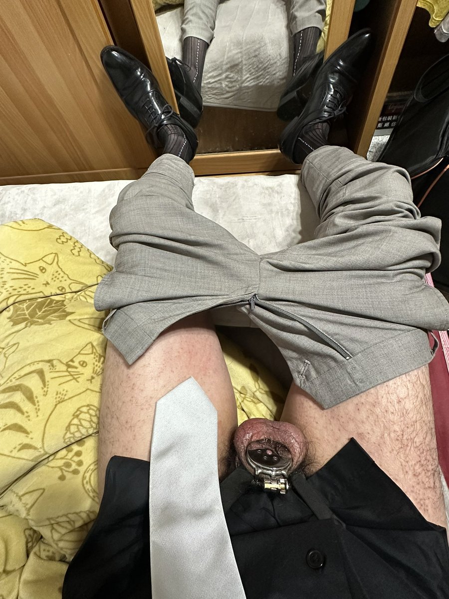 deepdark727's tweet photo. 連續兩天有性致
今天換成平板鎖
屌更廢了
穿上皮鞋絲襪明明很想���
但就是頂不出去
甚至被調教了一番⋯
#西裝 #皮鞋 #絲襪 #CB鎖 https://t.co/ubXIPuqWCv