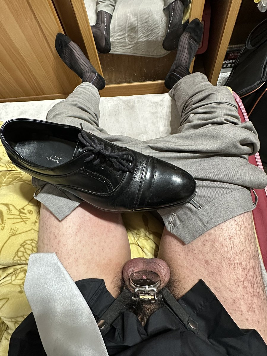 deepdark727's tweet photo. 連續兩天有性致
今天換成平板鎖
屌更廢了
穿上皮鞋絲襪明明很想���
但就是頂不出去
甚至被調教了一番⋯
#西裝 #皮鞋 #絲襪 #CB鎖 https://t.co/ubXIPuqWCv