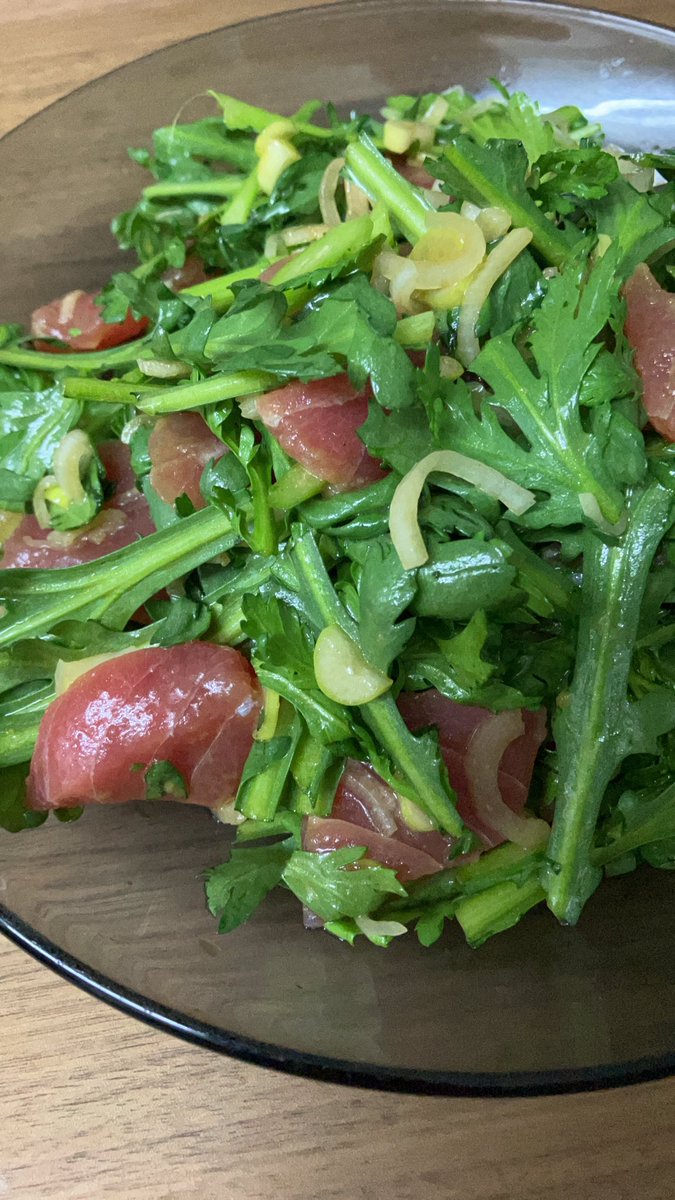 mike2023_a's tweet photo. 今日の晩酌はマグロと春菊のサラダ🥗
ニッカフロンティアでハイボール😋

#晩ごはん　#おうちごはん #家庭料理　#お酒好きな人と繋がりたい　 
#料理好きな人と繋がりたい
#おつまみ #料理記録 https://t.co/TmGsB3Stpt