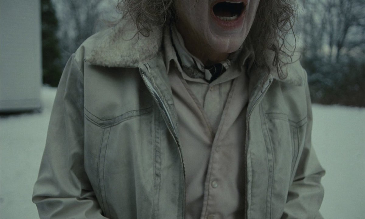 Me ha encantado su estética y ritmo pero no tanto su sobre explicativo final.

Me ha encantado cuando sugiere pero no tanto cuando muestra.

Me ha encantado la faceta terrorífica de Nicolas Cage pero no tanto sus momentos histriónicos y meme.

‘Longlegs’  en un Sí pero No.