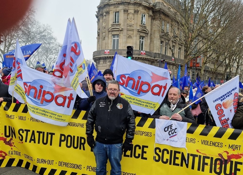 BENOITSNIPAT's tweet photo. @SSnipat présent devant l'assemblée nationale "Agir maintenant! Ou subir demain" #alliance #Budget2025 #Police #SNIPAT https://t.co/Efuwcewi2T