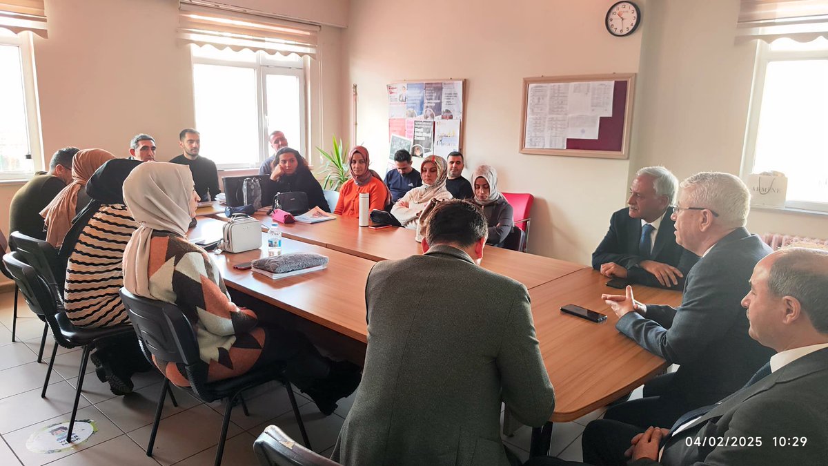 bingolmem's tweet photo. 📍Şehit Hulusi Elçi İmam Hatip Ortaokulu

🇹🇷Türkiye Yüzyılı Maarif Modeli izleme ve değerlendirme faaliyetleri kapsamında İl Müdür Yardımcımız Orhan Buğrahan ile Şube Müdürlerimiz Remzi Dinler ve Sadullah Eryatan Şehit Hulusi Elçi İmam Hatip Ortaokulunu ziyaret ettiler.

✨İl Müdür Yardımcımız Orhan Buğrahan ve şube müdürlerimiz öğretmenlerimizle de bir araya gelerek Maarif Modeli uygulamaları konusunda istişarede bulundular.

#TürkiyeYüzyılıMaarifModeli 🇹🇷

@tcmeb @Yusuf__Tekin 
@meb_ogm @h_ibrahim_topcu 
@bingolvaliligi @MustafaOzel66