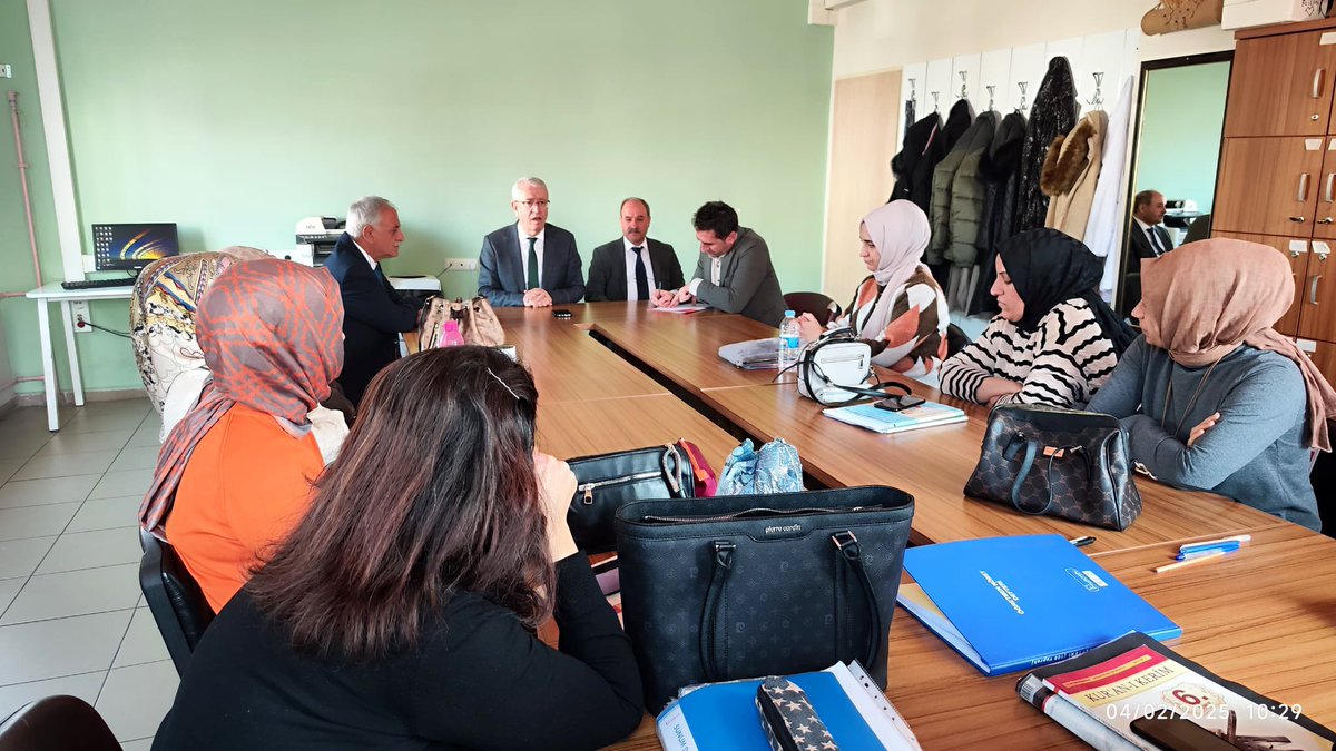 bingolmem's tweet photo. 📍Şehit Hulusi Elçi İmam Hatip Ortaokulu

🇹🇷Türkiye Yüzyılı Maarif Modeli izleme ve değerlendirme faaliyetleri kapsamında İl Müdür Yardımcımız Orhan Buğrahan ile Şube Müdürlerimiz Remzi Dinler ve Sadullah Eryatan Şehit Hulusi Elçi İmam Hatip Ortaokulunu ziyaret ettiler.

✨İl Müdür Yardımcımız Orhan Buğrahan ve şube müdürlerimiz öğretmenlerimizle de bir araya gelerek Maarif Modeli uygulamaları konusunda istişarede bulundular.

#TürkiyeYüzyılıMaarifModeli 🇹🇷

@tcmeb @Yusuf__Tekin 
@meb_ogm @h_ibrahim_topcu 
@bingolvaliligi @MustafaOzel66