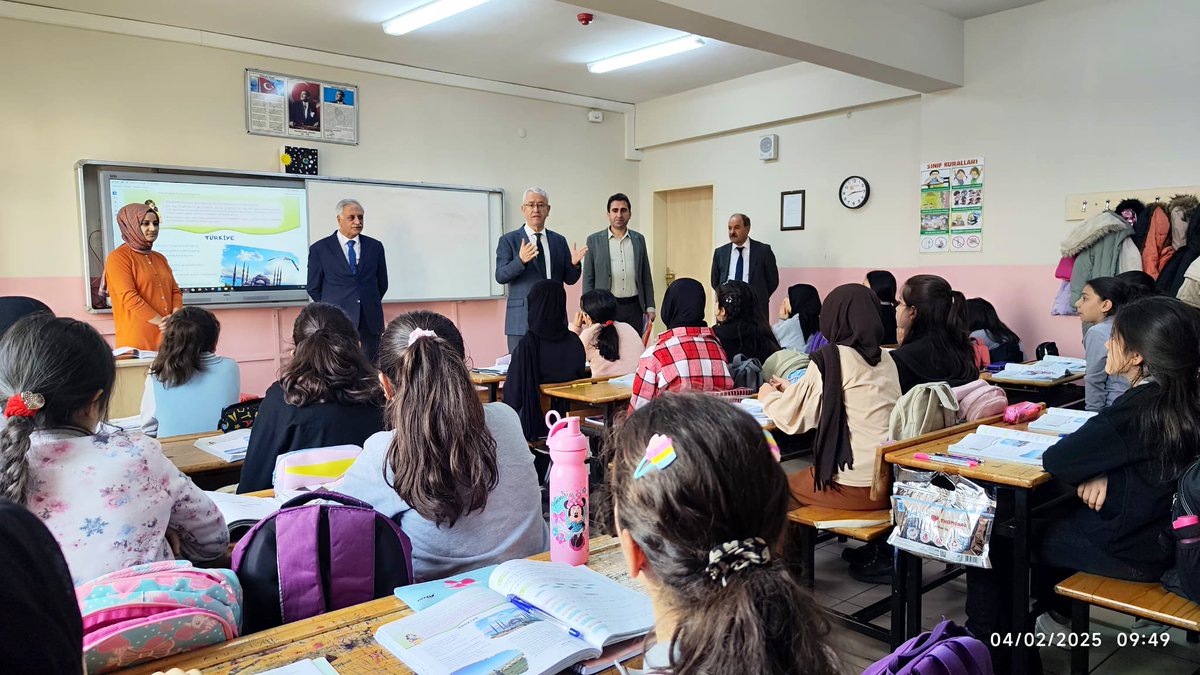 bingolmem's tweet photo. 📍Şehit Hulusi Elçi İmam Hatip Ortaokulu

🇹🇷Türkiye Yüzyılı Maarif Modeli izleme ve değerlendirme faaliyetleri kapsamında İl Müdür Yardımcımız Orhan Buğrahan ile Şube Müdürlerimiz Remzi Dinler ve Sadullah Eryatan Şehit Hulusi Elçi İmam Hatip Ortaokulunu ziyaret ettiler.

✨İl Müdür Yardımcımız Orhan Buğrahan ve şube müdürlerimiz öğretmenlerimizle de bir araya gelerek Maarif Modeli uygulamaları konusunda istişarede bulundular.

#TürkiyeYüzyılıMaarifModeli 🇹🇷

@tcmeb @Yusuf__Tekin 
@meb_ogm @h_ibrahim_topcu 
@bingolvaliligi @MustafaOzel66