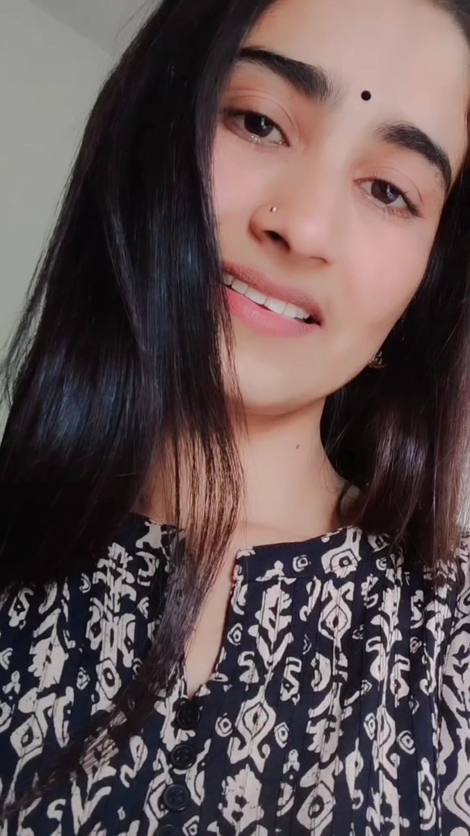 खुद को संवारने से ज्यादा 👑
खूबसूरत बनाया अपने किरदार को ,💓
कोई मेरा चेहरा भूल सकता है पर मुझे नहीं ..,🥀