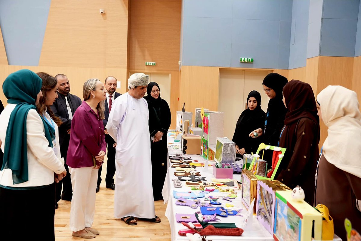 EduGovMct's tweet photo. 📸 |• #تعليمية_مسقط 
تحت رعاية  أ. فهد بن حمد الكلباني _ مدير دائرة المدارس الخاصة  قسم التعليم المبكر يختتم  البرنامج التدريبي التطويري لمعلمات التعليم المبكر بقطاع السيب  والمعرض المصاحب للبرنامج والذي استضافته مدرسة العالم الجديد الدولية الخاصة  وتكريم المشاركات في البرنامح التدريبي والمشاركات في مسابقة الالعاب المنظمة للعام الدراسي ٢٠٢٣-٢٠٢٤م
⁧#فعاليات_تعليمية_مسقط⁩ 
⁧#مدارسنا_مستقبل_واعد⁩ 
⁧#تعلم_مستدام