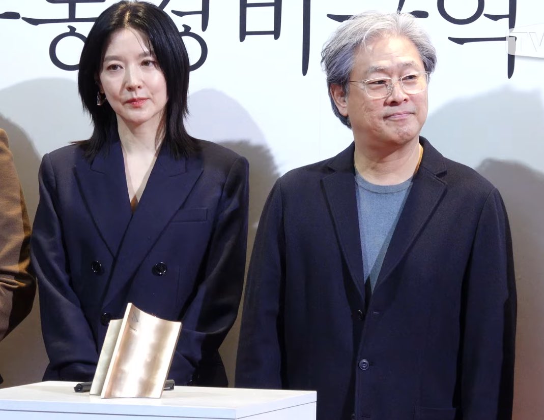 aathenaxoxo's tweet photo. Director Park Chan-wook with his favourite actress, Lee Young-ae ✨
#JointSecurityArea https://t.co/XhelRgU0Uh