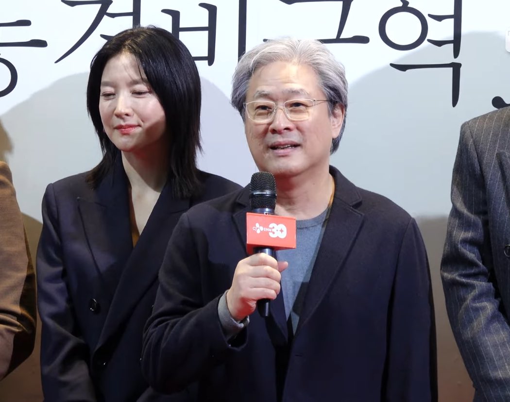 aathenaxoxo's tweet photo. Director Park Chan-wook with his favourite actress, Lee Young-ae ✨
#JointSecurityArea https://t.co/XhelRgU0Uh