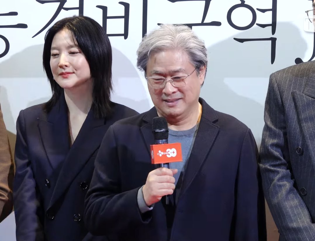 aathenaxoxo's tweet photo. Director Park Chan-wook with his favourite actress, Lee Young-ae ✨
#JointSecurityArea https://t.co/XhelRgU0Uh