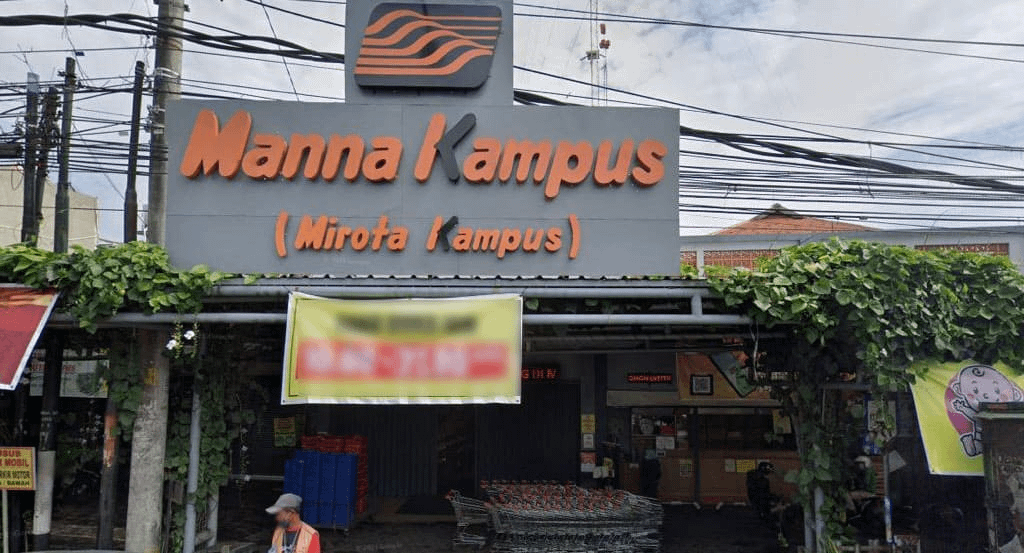 belajarlagiHQ's tweet photo. Kalo Jabodetabek punya TipTop/Hari-Hari, di Jogja ada Mirota (skrng namanya Manna Kampus) yg terkenal sebagai Swalayan yg antrenya nguler

Uniknya, Mirota ini awalnya usaha rumah makan yg punya akronim Minuman, Roti & Tart

Coba kita ulik gimana sejarah & strategi marketingnya👇