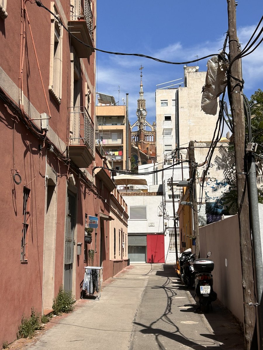BoigBCN's tweet photo. Fa anys que camino per Barcelona fent fotos a edificis emblemàtics atrapats entre blocs on hi viu gent.

Segur que Freud sabria explicar-me’n la raó, però bé, me la sua, a mi m’agrada i prou. 

Us en deixo 12 imatges de més de 1.000. https://t.co/WItGzKKJMt