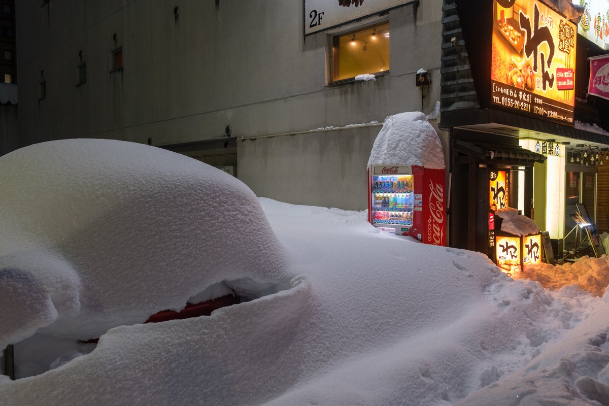 guillaumelahure's tweet photo. the town of Obihiro 🇯🇵 had record snowfalls the past 24 hours ... And I just happen to be there tonight :) A bit of chaos downtown! https://t.co/YklCjUduZe
