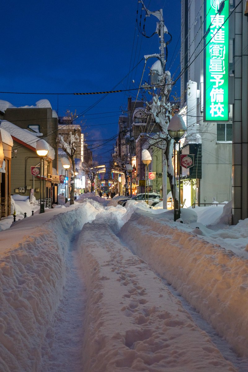 guillaumelahure's tweet photo. the town of Obihiro 🇯🇵 had record snowfalls the past 24 hours ... And I just happen to be there tonight :) A bit of chaos downtown! https://t.co/YklCjUduZe