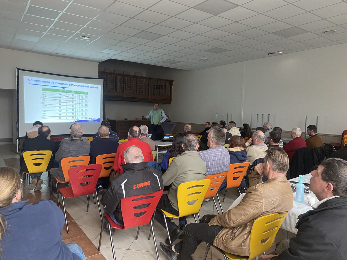 Nous poursuivons nos Forums à Brieulles sur Bar.
Merci aux #agriculteurs présents pour les échanges ➡️parler de techniques agricoles et faire le point sur la réglementation
Nous recevons la société #Timacagro qui vient nous parler de la fertilisation en #phosphore et #potasse