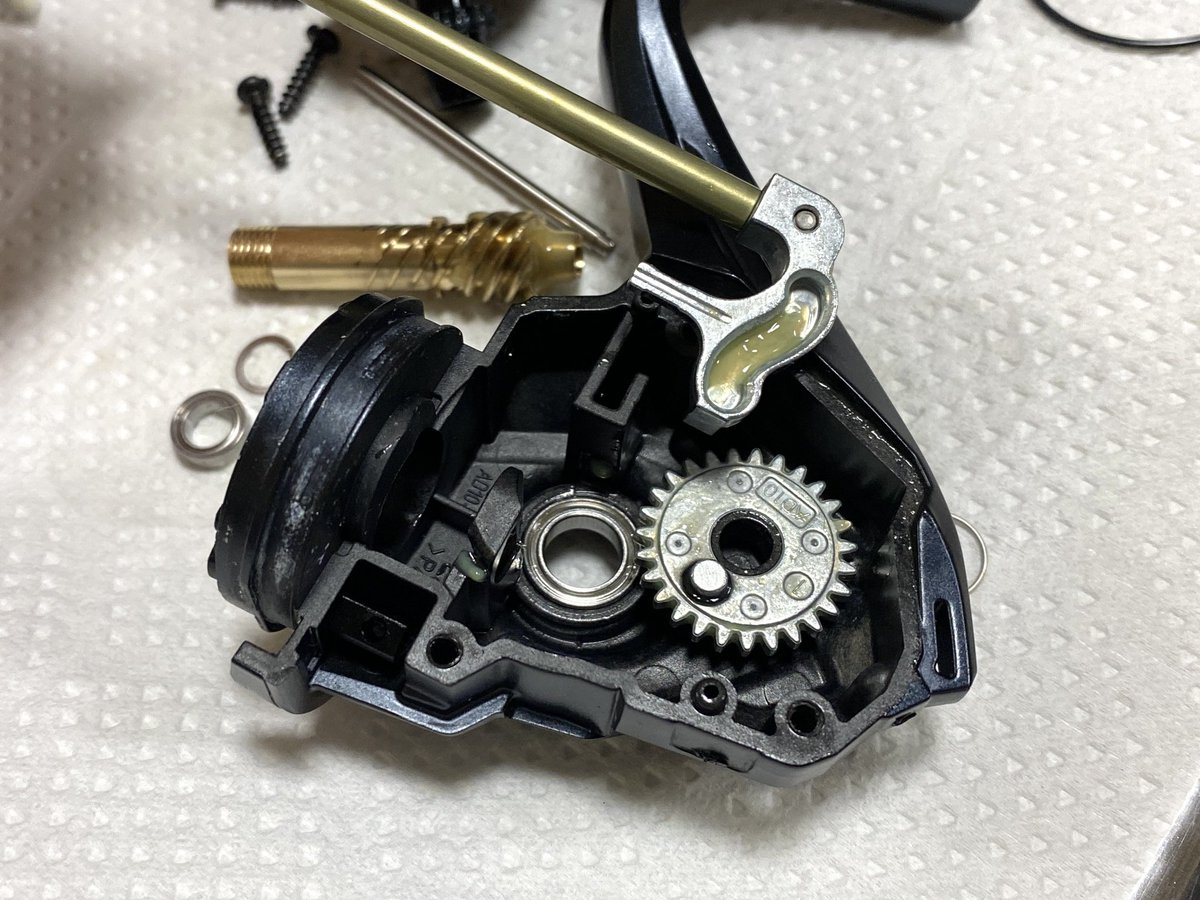 11RyuK11's tweet image. 今更お試し。まぁ価格考えたら十分って感じかな〜…笑

オイル、グリスやり直したらだいぶ軽くなったけど、この摺動子ギアにベアリング付いてたらもっと巻き軽いんやろな〜と思ったら、やっぱダイワのちゃんとしたやつは付いてるんやね。

Sカム、オーバーホール簡単やな

#22ミラベル
 #boredmethod