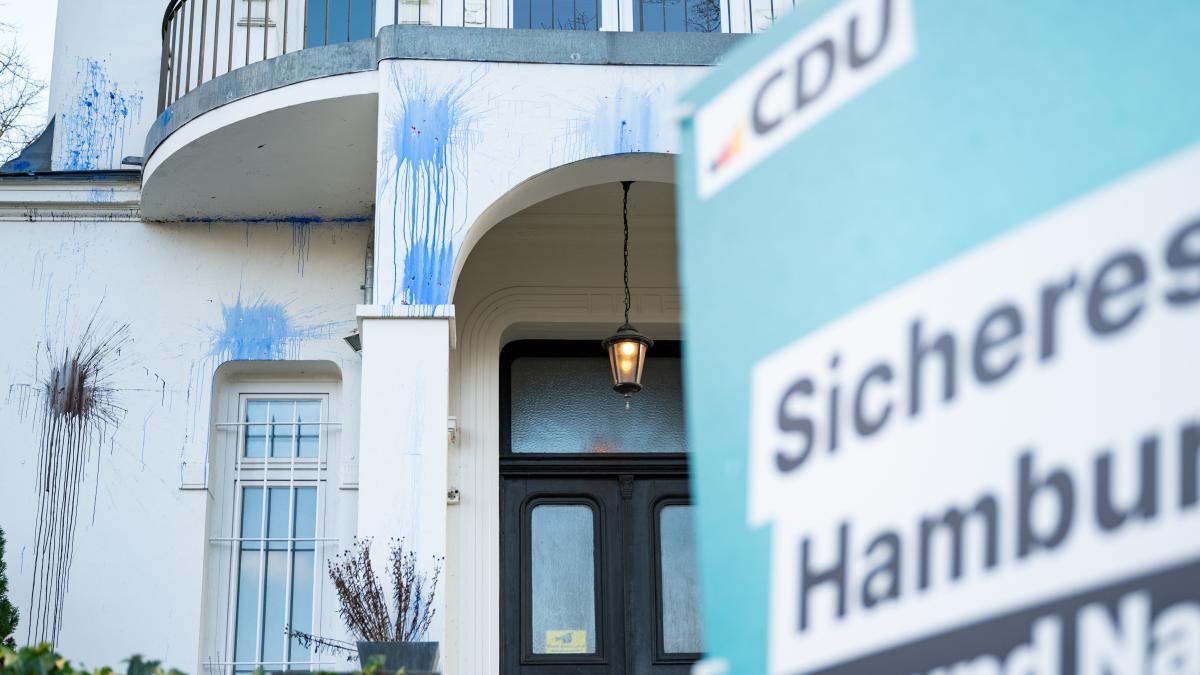 welt's tweet photo. CDU-Wahlkämpfer werden an Infoständen angegriffen https://t.co/dynPT6itqe https://t.co/AZiBOgA74C