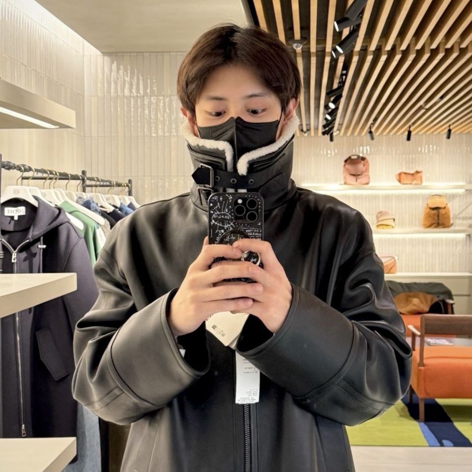 دوسپسرم حتی وقتی تنهایی میره خرید داره به من فکر میکنه ،عکس میفرسته ازم میپرسه بهش میاد یا نه که نظرمو بدونه
چانیول دوسپسر کیدرامایی ملی=>>
#Chanyeol <a href="/weareoneEXO/">EXO</a>