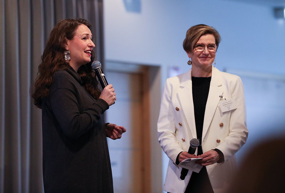 Kunta- ja alueministeri Anna-Kaisa Ikonen ja alivaltiosihteeri Susanna Huovinen esittelivät tuoreet julkisen johtamisen periaatteet Julkisen johtamisen päivässä. Tavoitteena on vahvistaa julkisen johtamisen yhteistä perustaa. 

Tiedote: vm.fi/-/yhteiset-per…

#Johtaminen