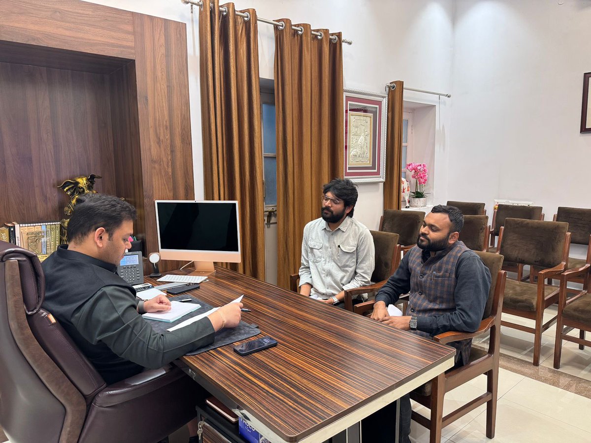 69000 शिक्षक भर्ती: आरक्षित वर्ग के अभ्यर्थियों ने बेसिक शिक्षा मंत्री से की मुलाकात

शिक्षा मंत्री ने कहा इस विषय में जल्द करेंगे बैठक

लखनऊ। 69000 शिक्षक भर्ती के अंतर्गत नियुक्ति की मांग कर रहे आरक्षित वर्ग के अभ्यर्थियों ने मंगलवार को बेसिक शिक्षा मंत्री संदीप सिंह से उनके