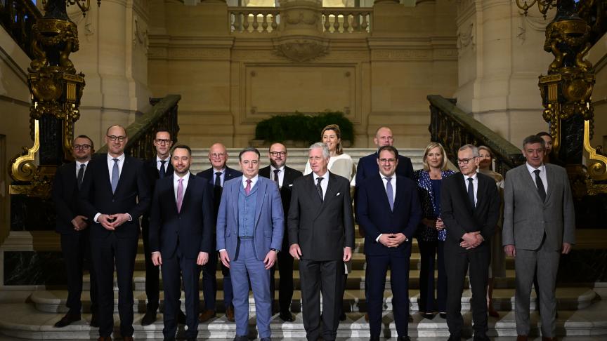 Mujeres_Sombra's tweet photo. Bélgica lleva más de 6 meses en negociaciones para formar Gobierno y el resultado es este: 4 mujeres de 15. Arrinconadas en la foto, invisibilizadas. Ninguna de ellas en el núcleo del Ejecutivo. Nos quieren en la sombra, pero sin nosotras no hay futuro.
#ParidadRealYa https://t.co/c4JzIcy9F2