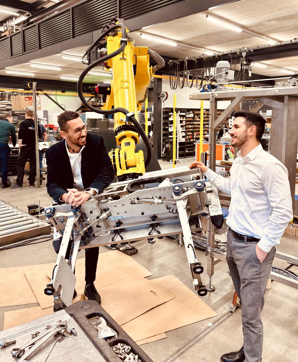 AFraxedas's tweet photo. Thank you #DEROGROEP for hosting us! 

It was a very interesting visit, we loved how innovative you are and how you bring ingenious #automation to so many industries 🧀🥗🌮🍞📦💐

Your team proved to be a true #VisualComponents champion🏆

#Robotics  #simulationsoftware #FANUC https://t.co/AITBsxEtOy