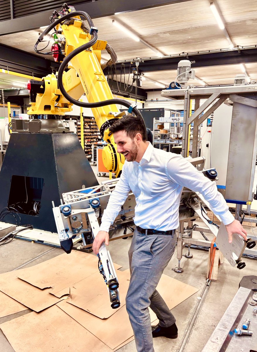 AFraxedas's tweet photo. Thank you #DEROGROEP for hosting us! 

It was a very interesting visit, we loved how innovative you are and how you bring ingenious #automation to so many industries 🧀🥗🌮🍞📦💐

Your team proved to be a true #VisualComponents champion🏆

#Robotics  #simulationsoftware #FANUC https://t.co/AITBsxEtOy