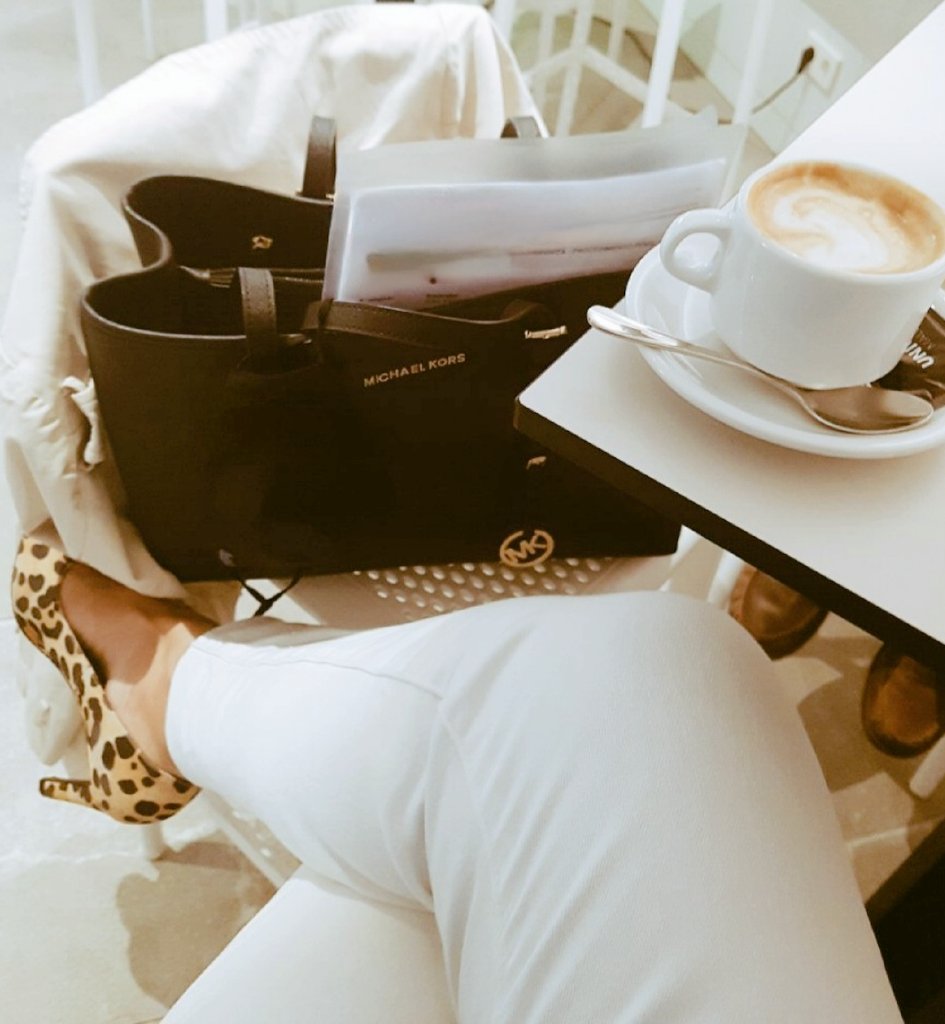 A veces la felicidad es algo simple 
  Café y seguimos ☕️