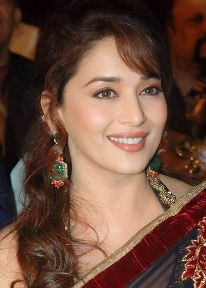 जिस्म की क़ैद से इक रोज़ गुज़र जाओगे
ख़ुश्क पत्तों की तरह तुम भी बिखर जाओगे

वक़्त इस तरह बदल देगा तुम्हारे ख़द-ओ-ख़ाल
अपनी तस्वीर जो देखोगे तो डर जाओगे..