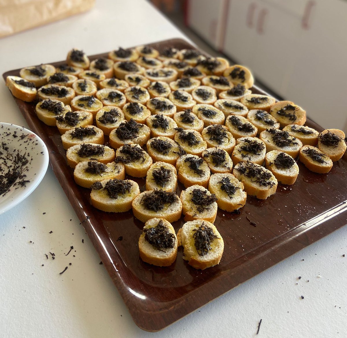 😋 Avui ha tocat fer el gourmet! Fem un tastet de la primera collita de #tòfonanegra de l’escola. Si diem que és booooooníssima ens quedem curts… 🤤 

#SomEASolsonès #EscolesAgràries